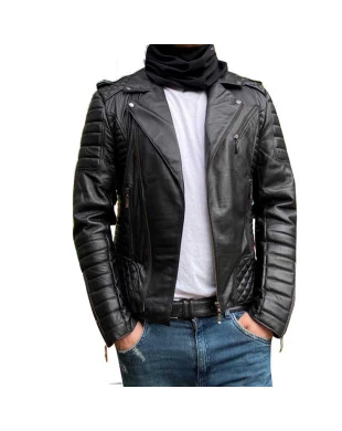 Homem vestindo uma jaqueta exatamente igual a da foto